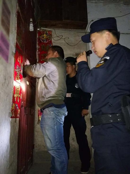 怀化粗心妈妈误将幼女锁家中 